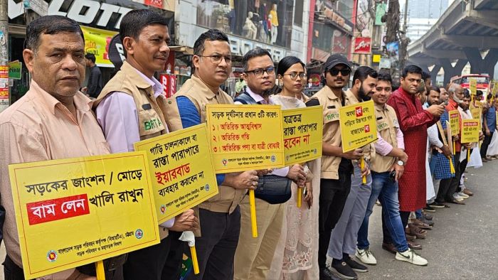 চট্টগ্রামে বিআরটিএর রোড শো, বিশেষ অভিযান